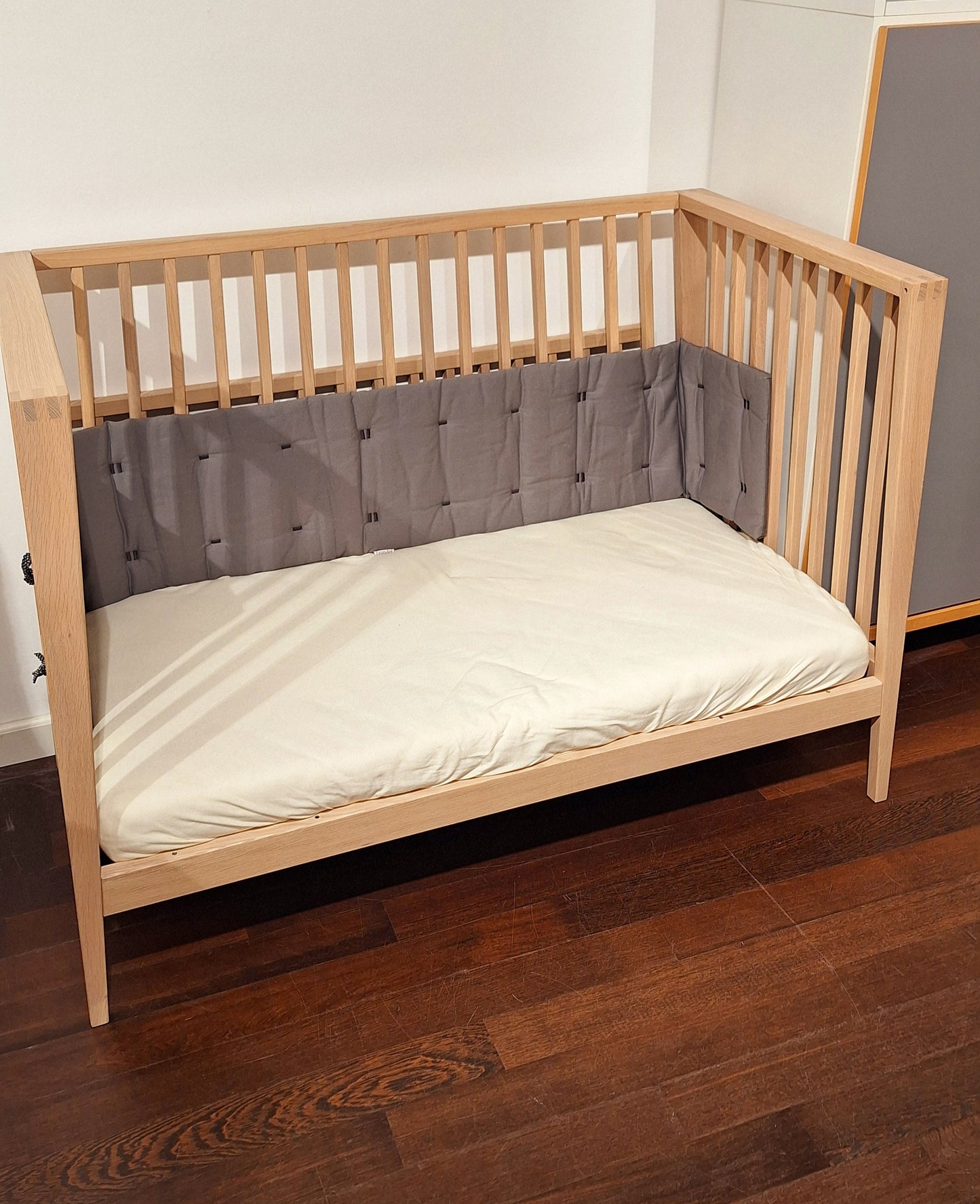 Leander Linea™ Babybett, Eiche + Matratze Comfort