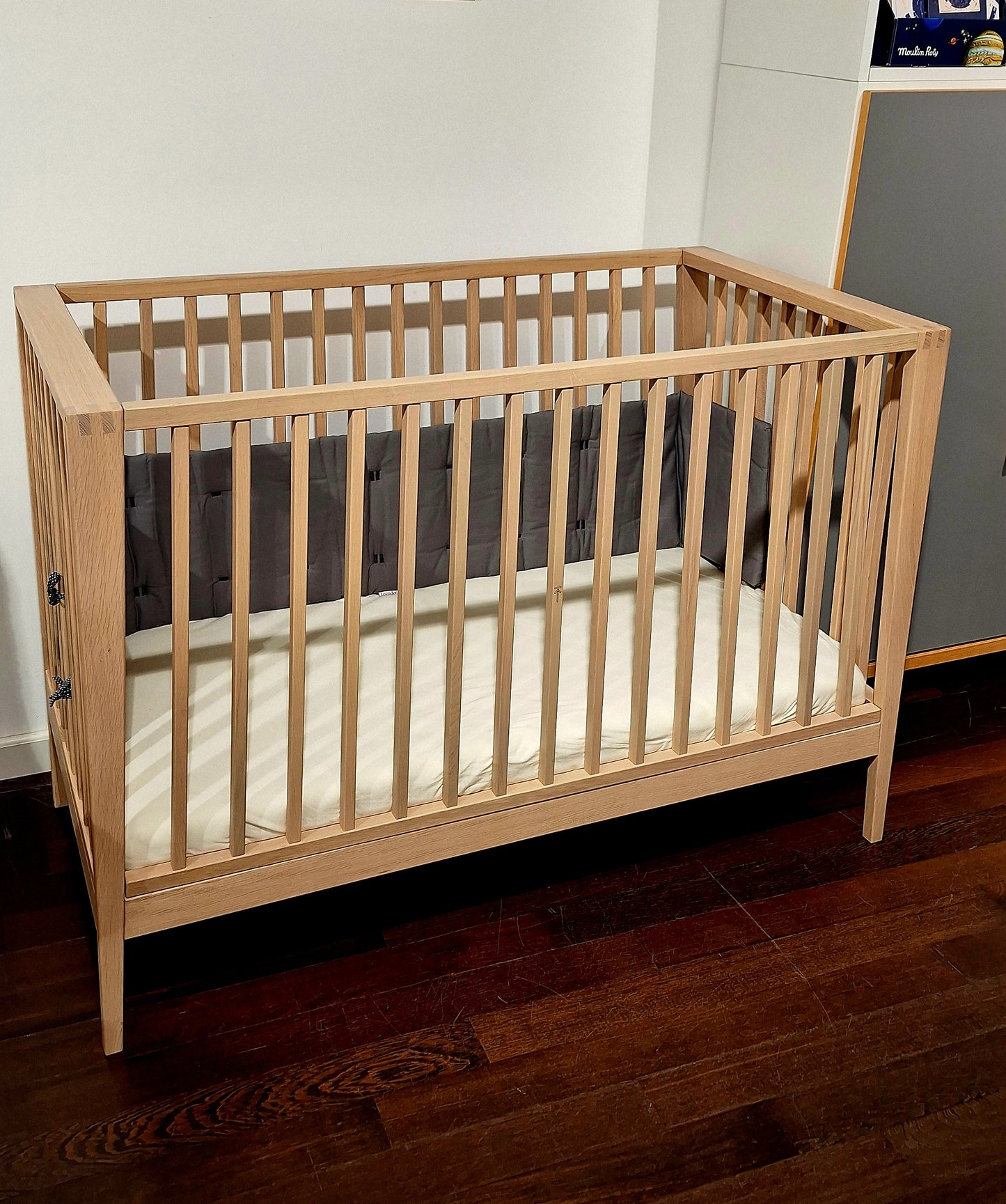 Leander Linea™ Babybett, Eiche + Matratze Comfort