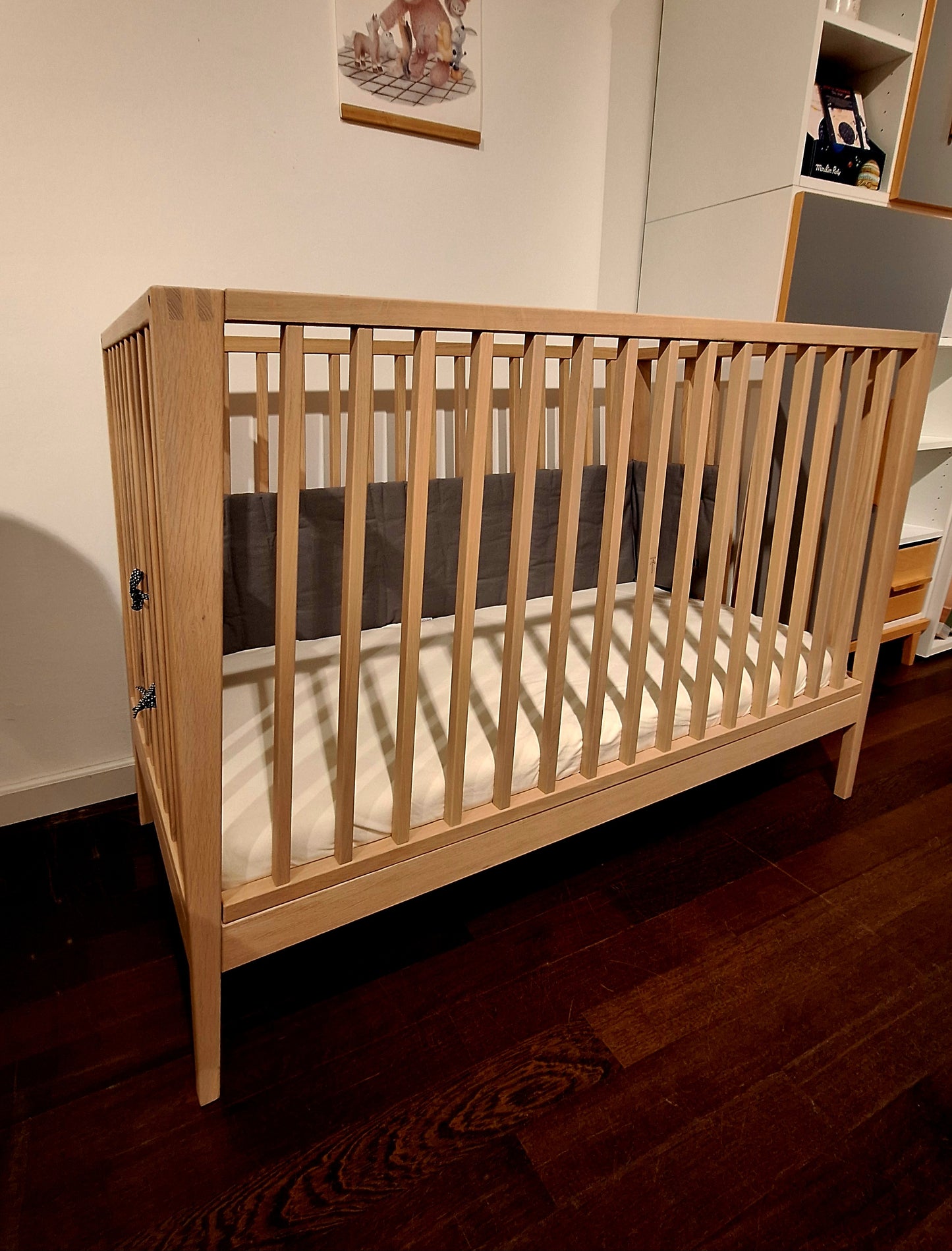 Leander Linea™ Babybett, Eiche + Matratze Comfort