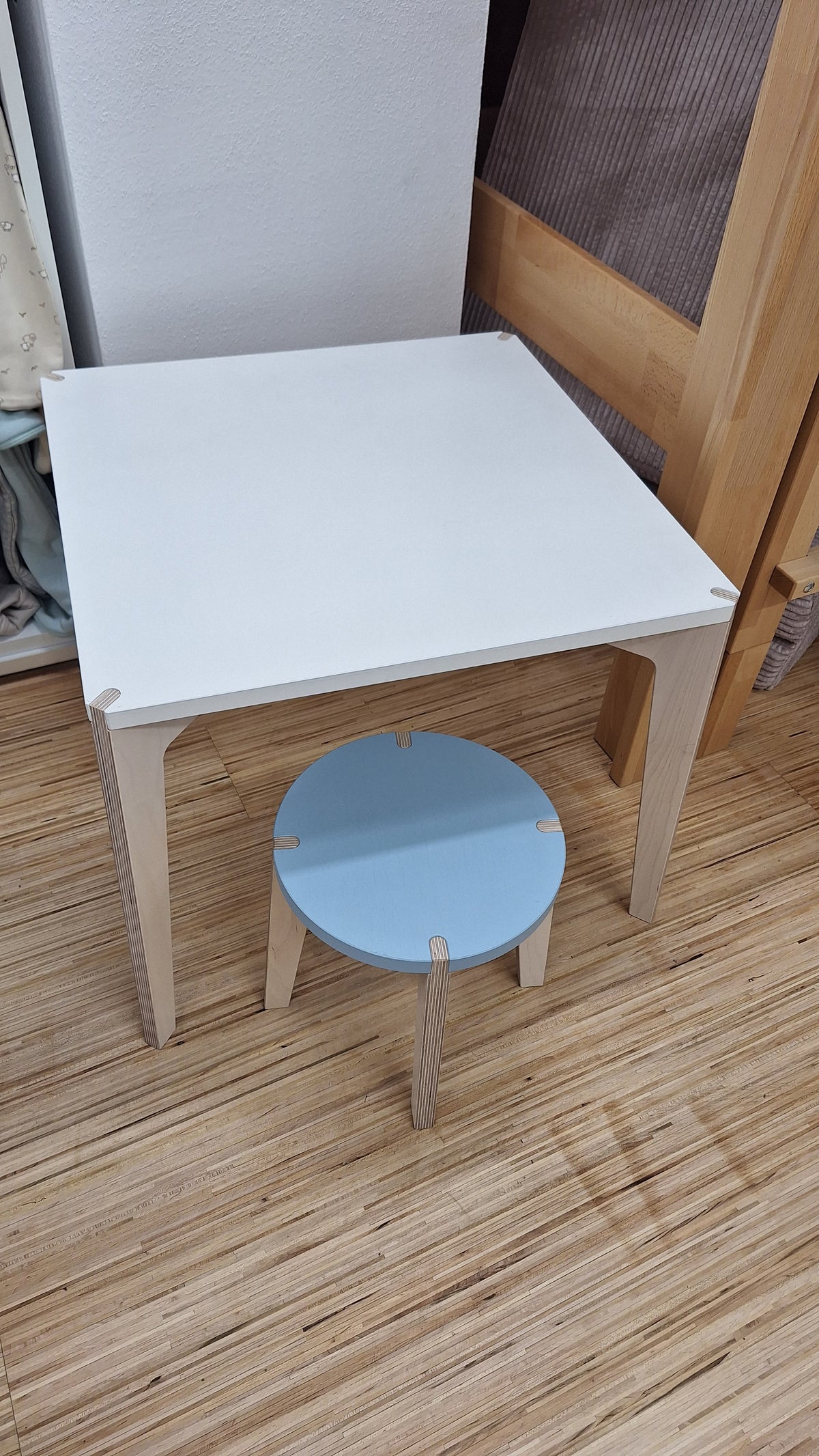 Kindertisch mit Hocker